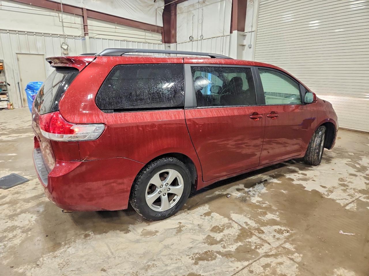2013 TOYOTA SIENNA LE photo 3