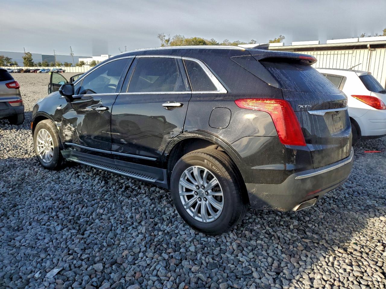 2017 CADILLAC XT5 photo 2