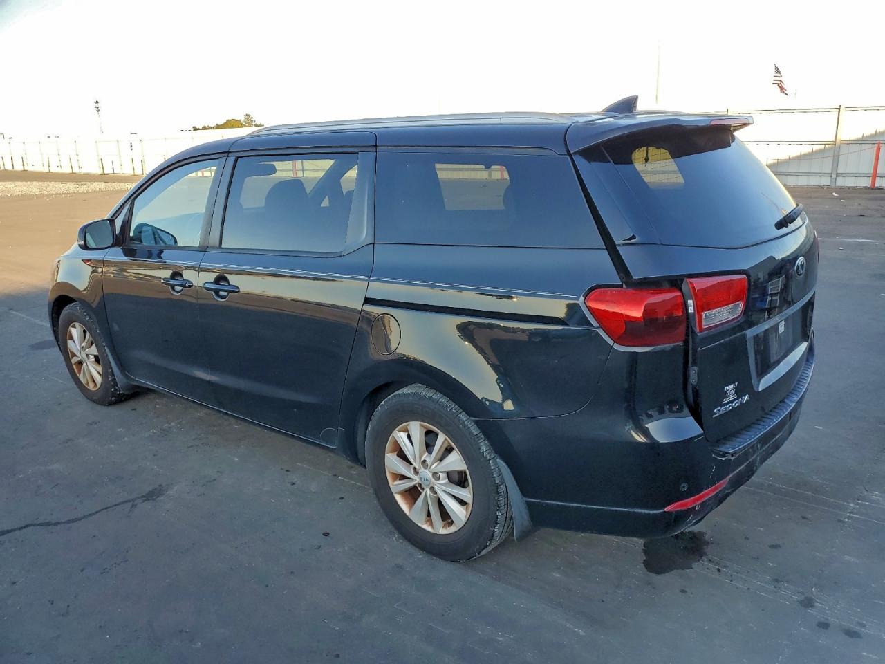 2016 KIA SEDONA LX photo 2