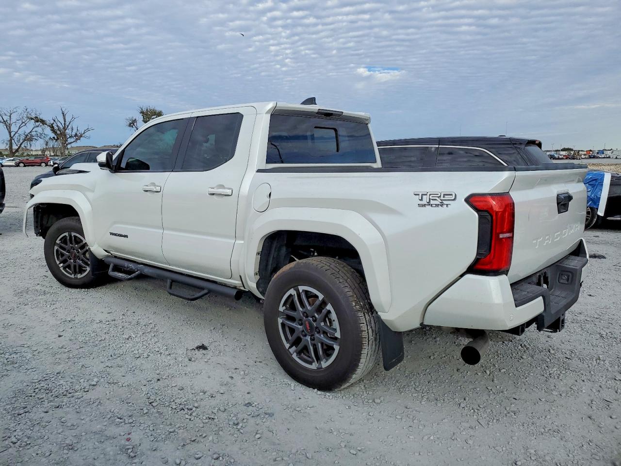 2024 TOYOTA TACOMA DOUBLE CAB photo 2