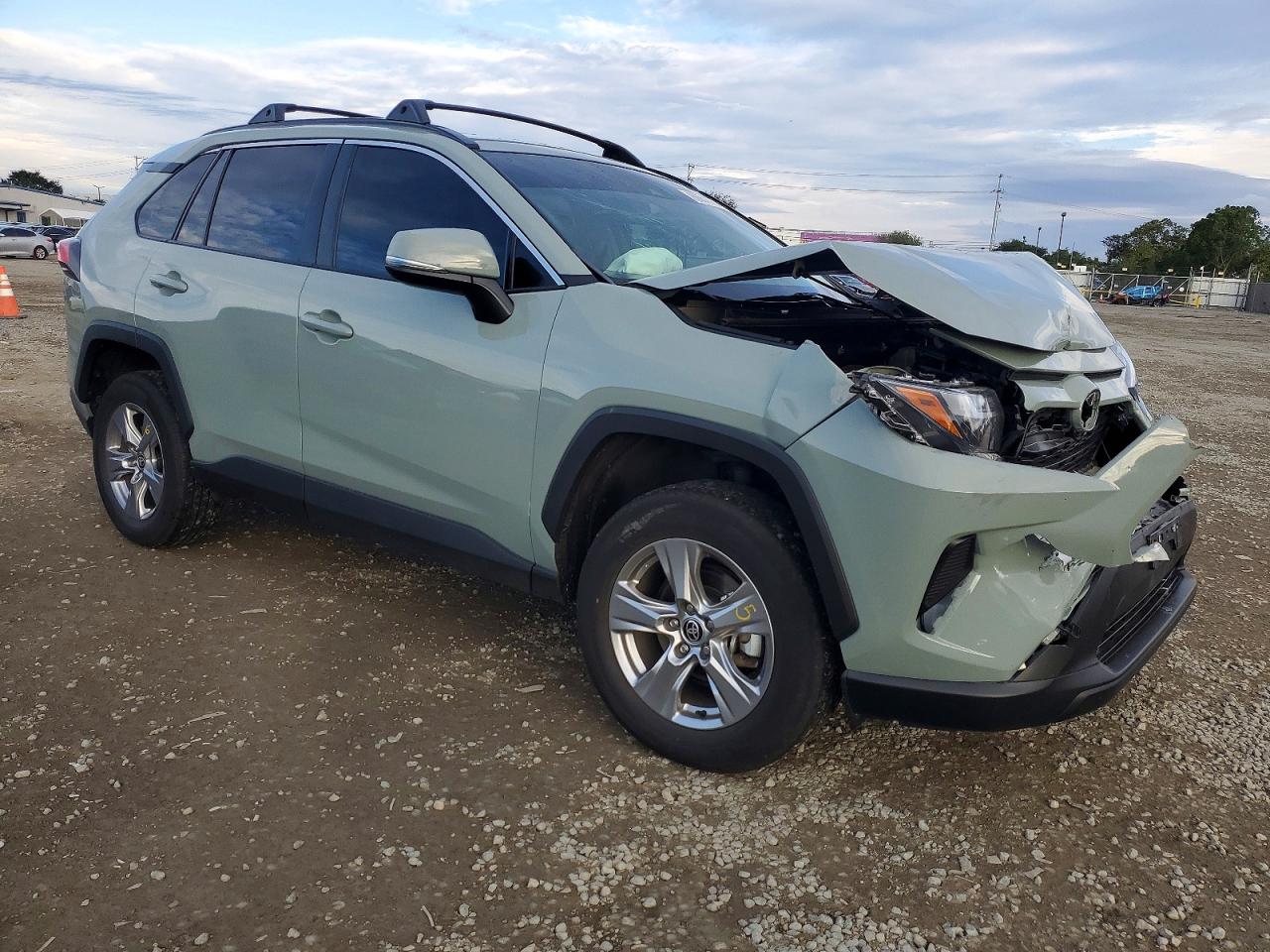 2022 TOYOTA RAV4 XLE photo 4
