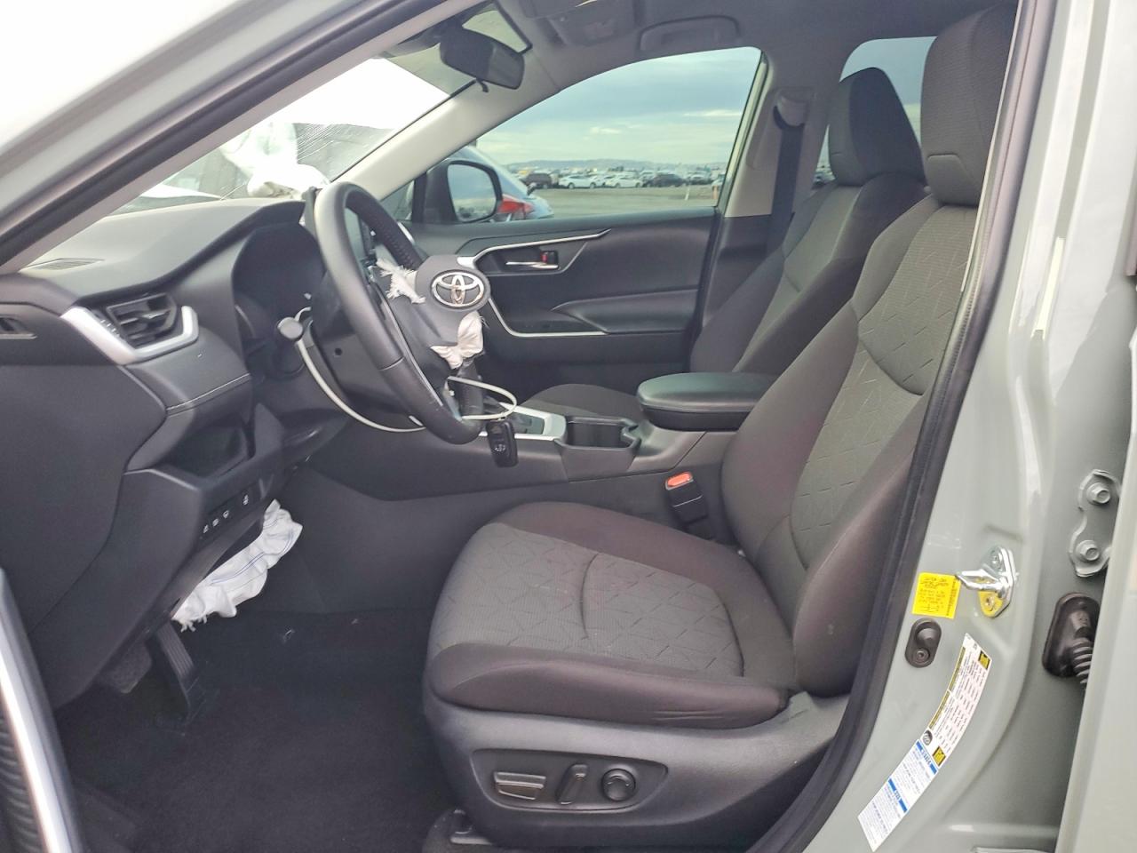 2022 TOYOTA RAV4 XLE photo 7