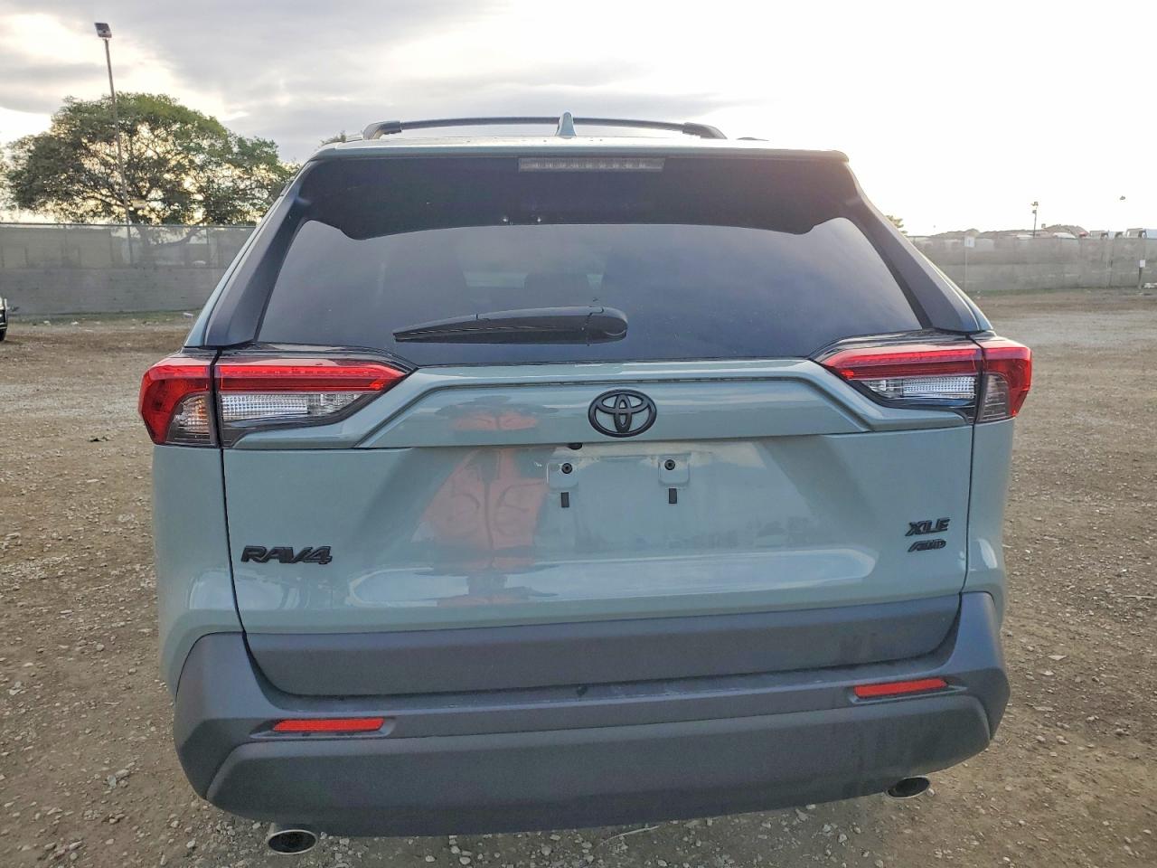 2022 TOYOTA RAV4 XLE photo 6