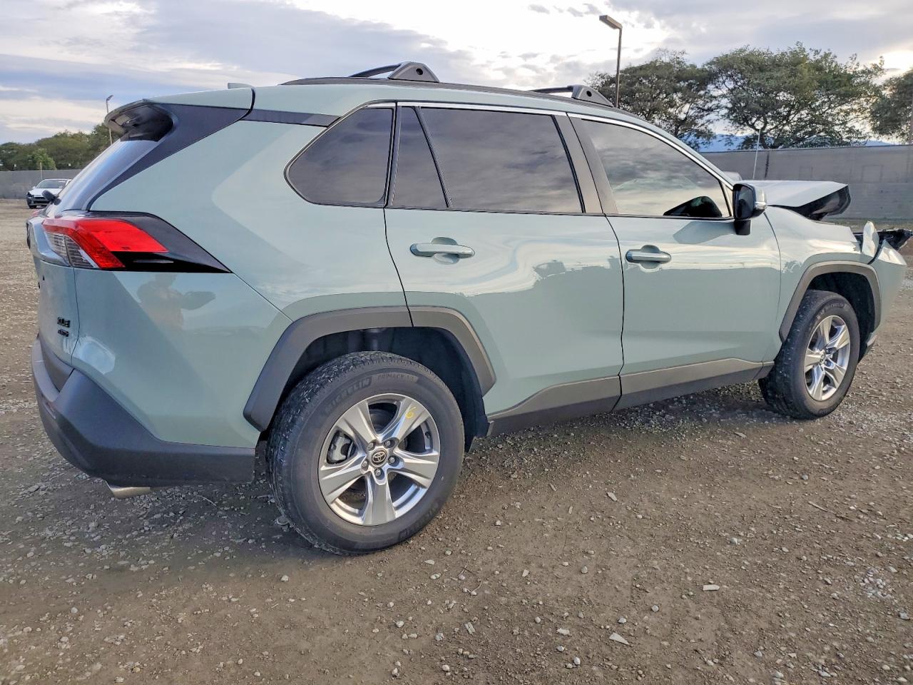 2022 TOYOTA RAV4 XLE photo 3