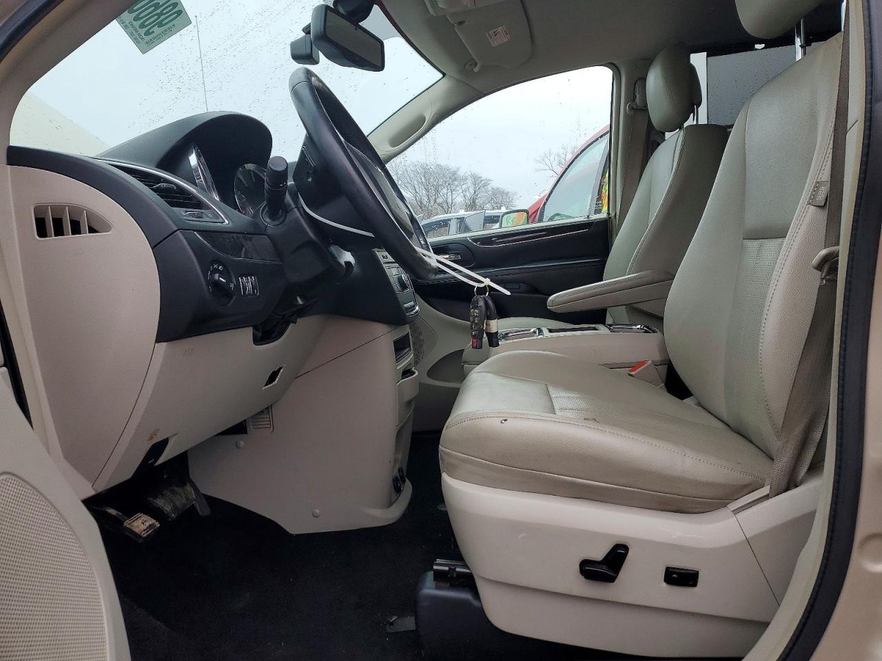 2015 CHRYSLER TOWN & COUNTRY TOURING L photo 7