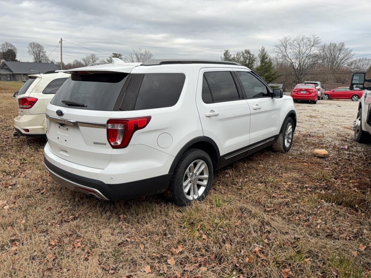 2017 FORD EXPLORER XLT photo 4