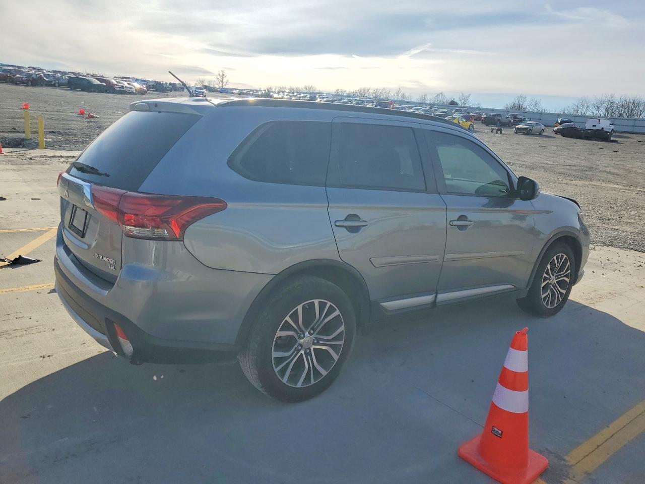 2016 MITSUBISHI OUTLANDER SE photo 3