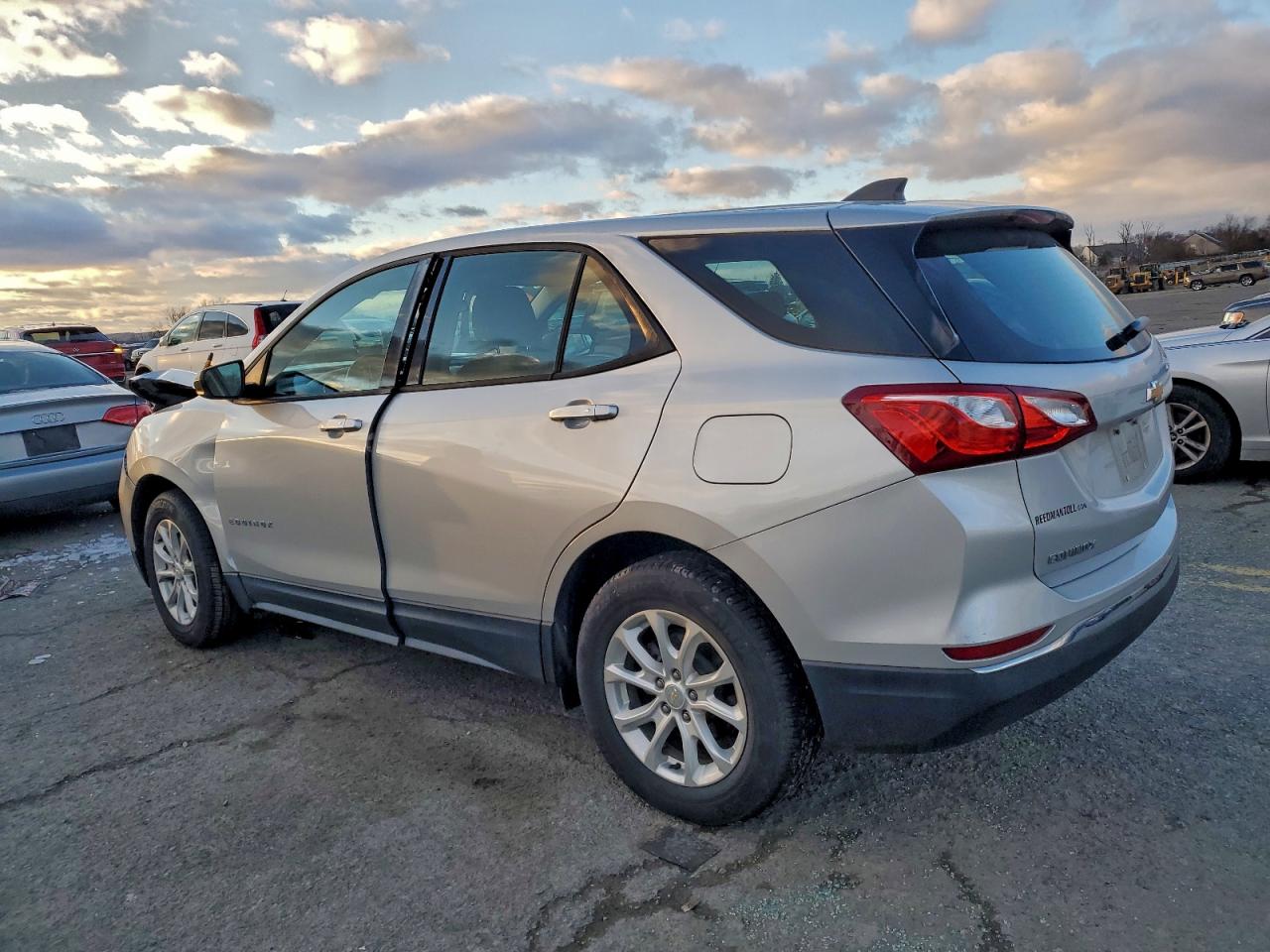 2018 CHEVROLET EQUINOX LS photo 2