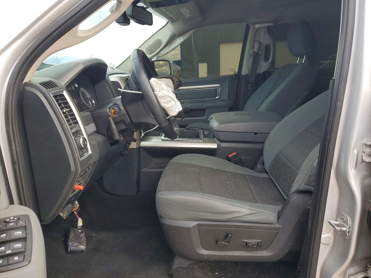 2015 RAM 1500 SLT photo 7