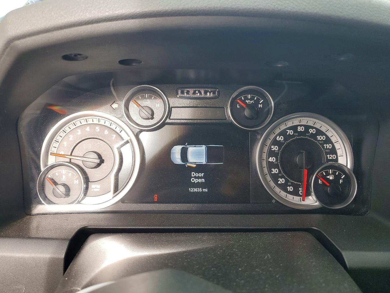 2015 RAM 1500 SLT photo 9