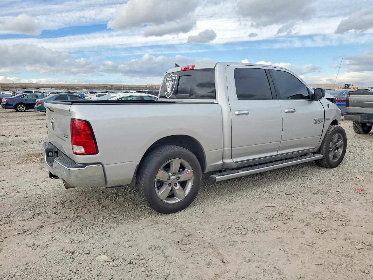 2015 RAM 1500 SLT photo 3