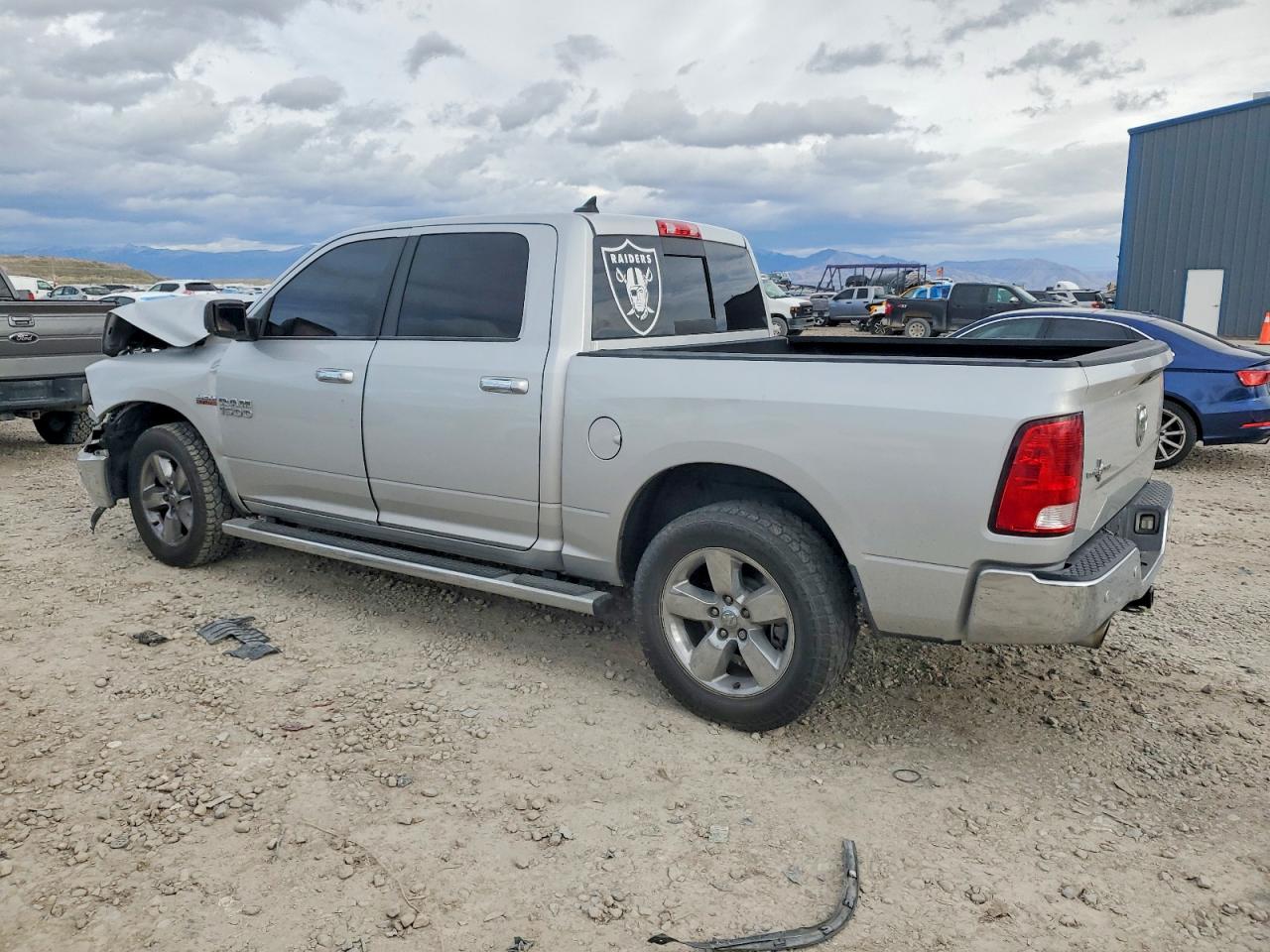 2015 RAM 1500 SLT photo 2