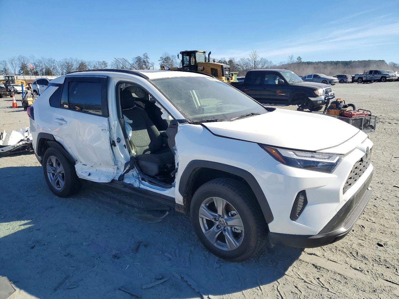 2025 TOYOTA RAV4 XLE photo 4