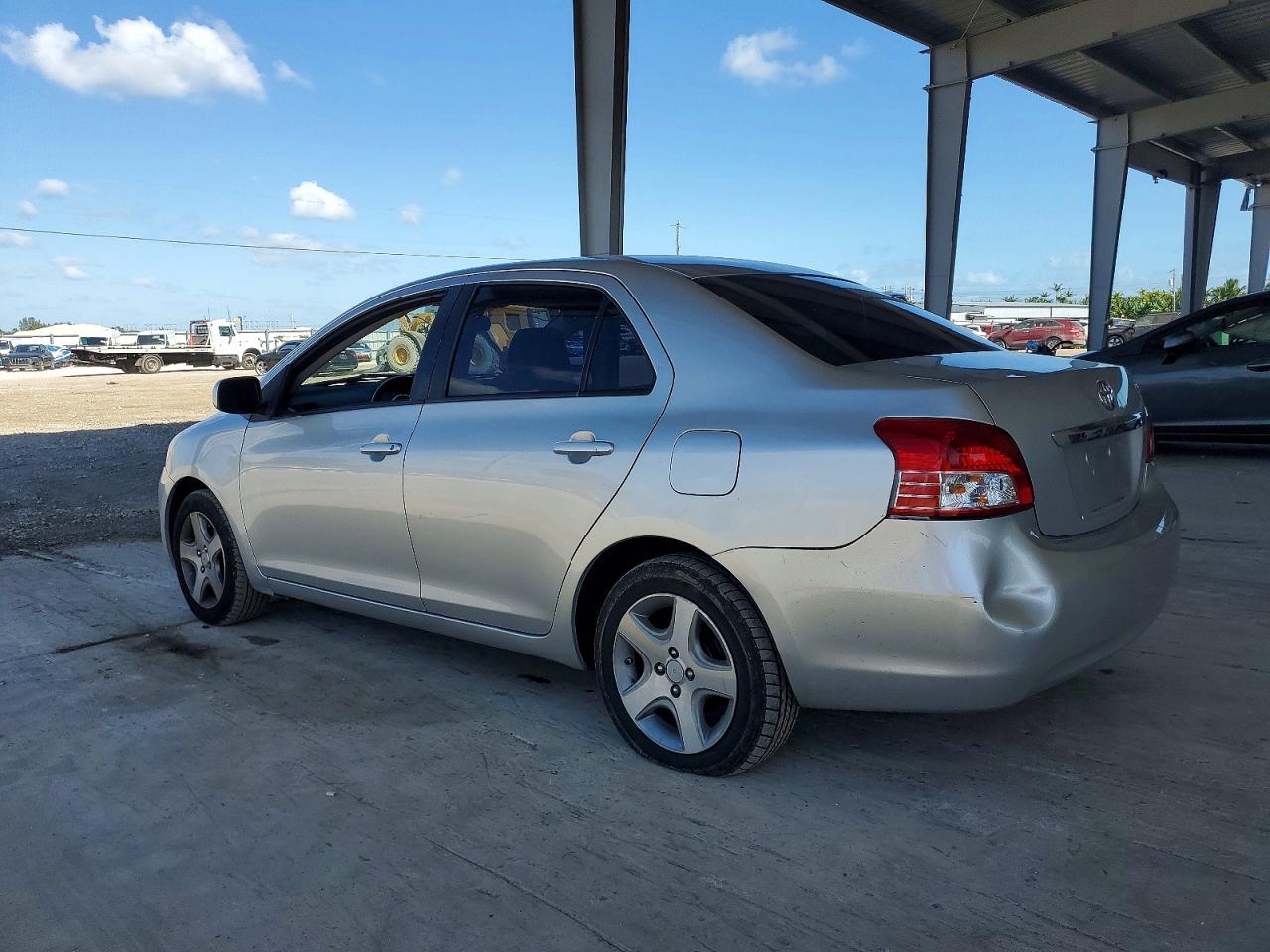 2012 TOYOTA YARIS photo 2