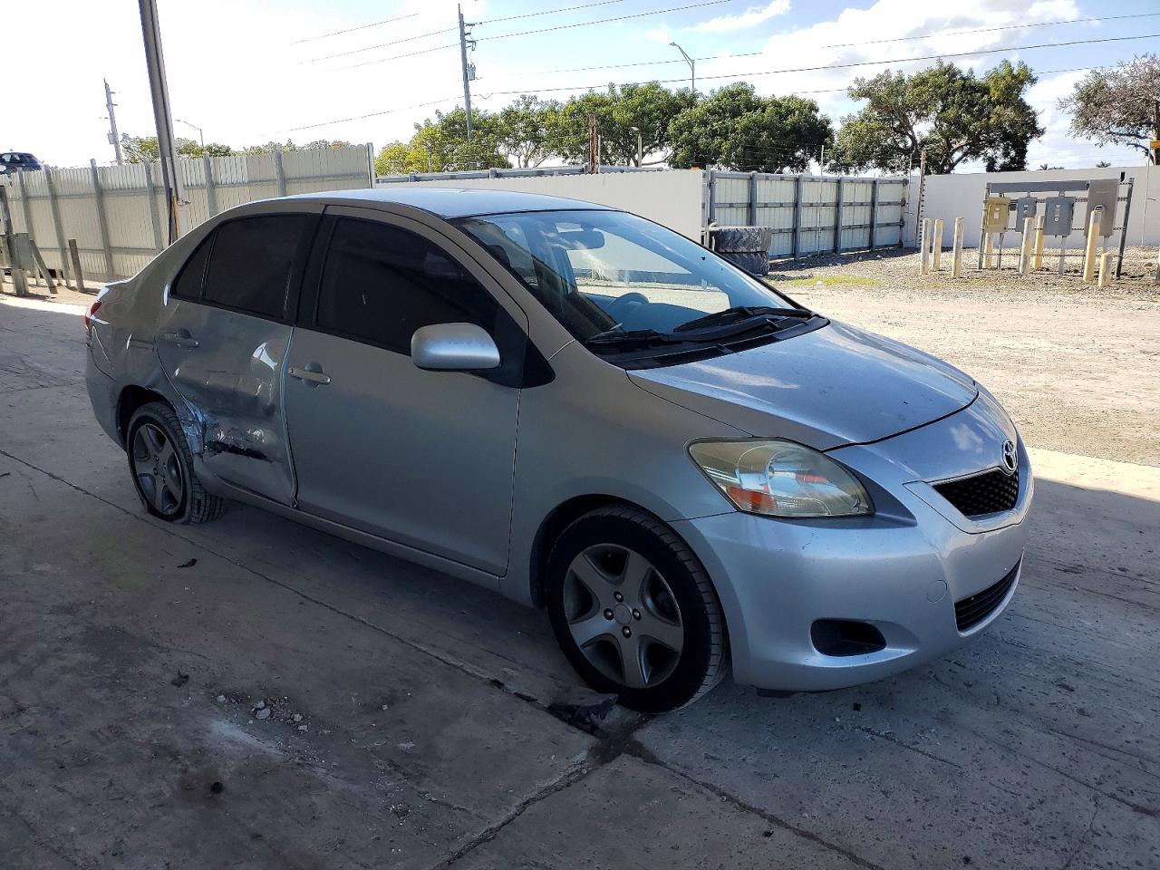 2012 TOYOTA YARIS photo 4