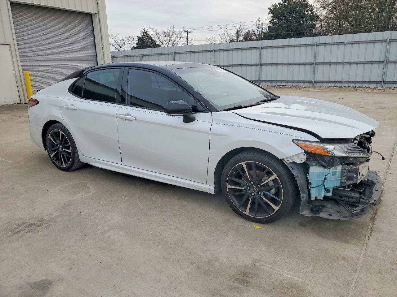 2019 TOYOTA CAMRY XSE photo 4