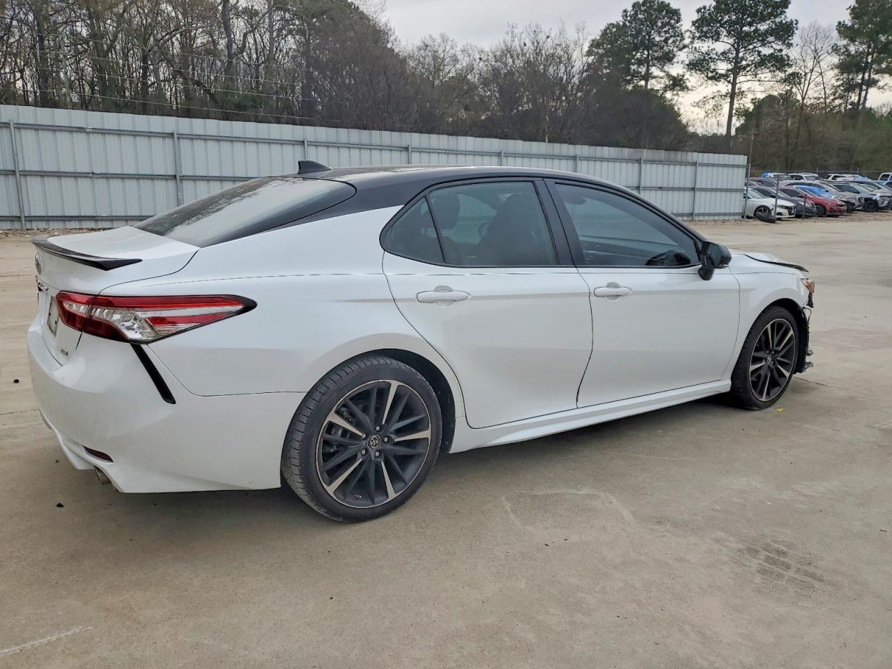 2019 TOYOTA CAMRY XSE photo 3
