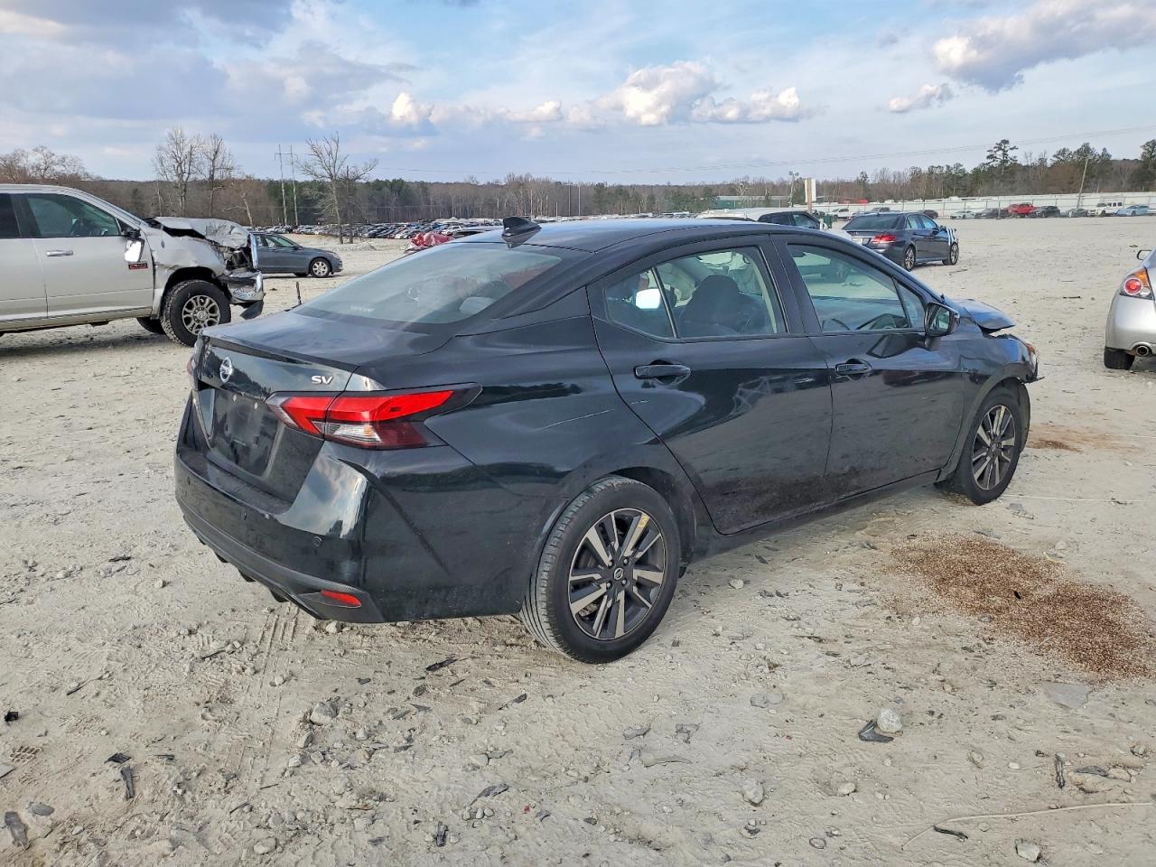 2021 NISSAN VERSA SV photo 3