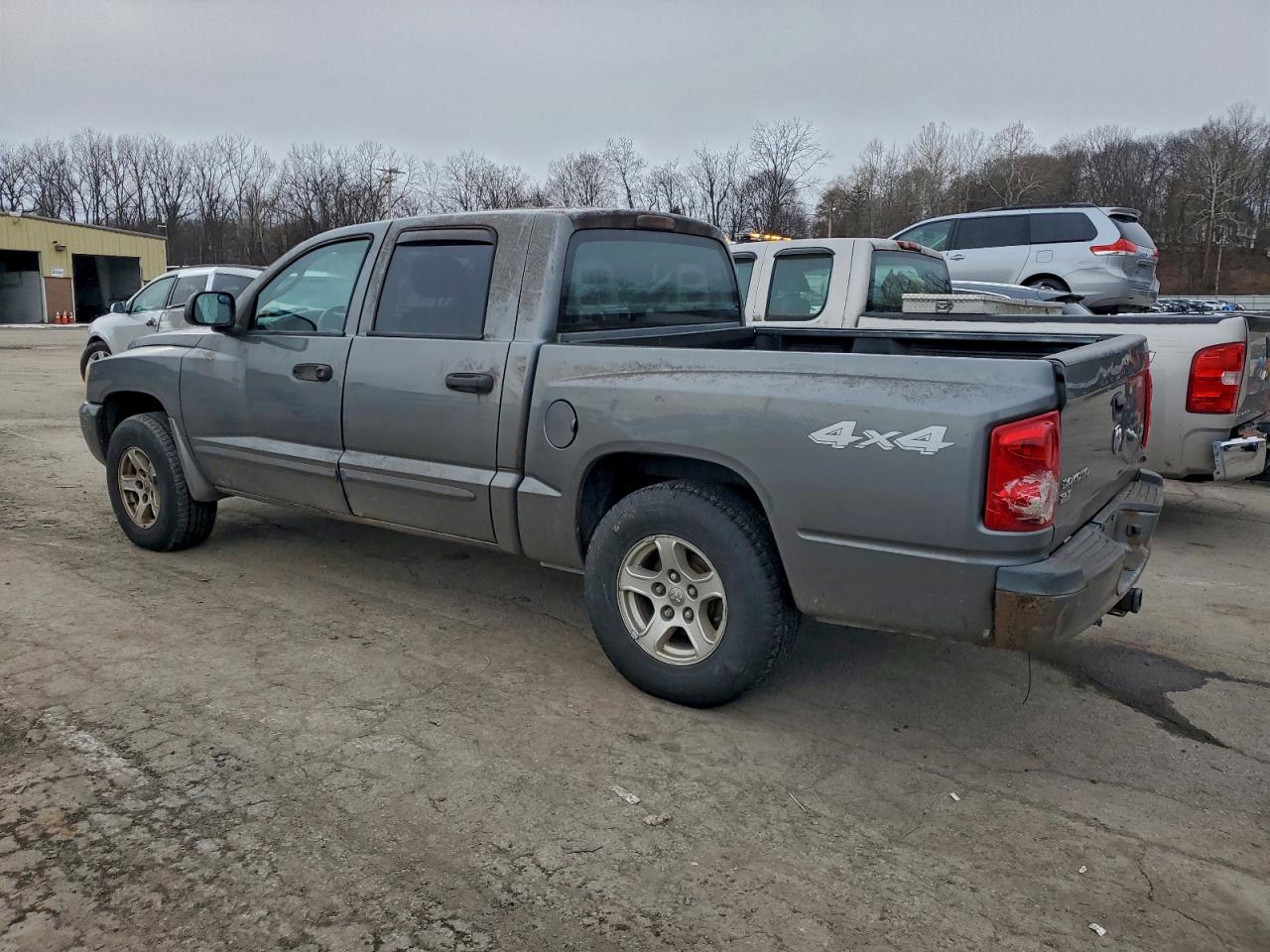 2005 DODGE DAKOTA QUAD SLT photo 2