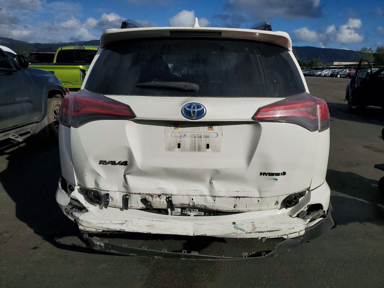 2018 TOYOTA RAV4 HV LE photo 11