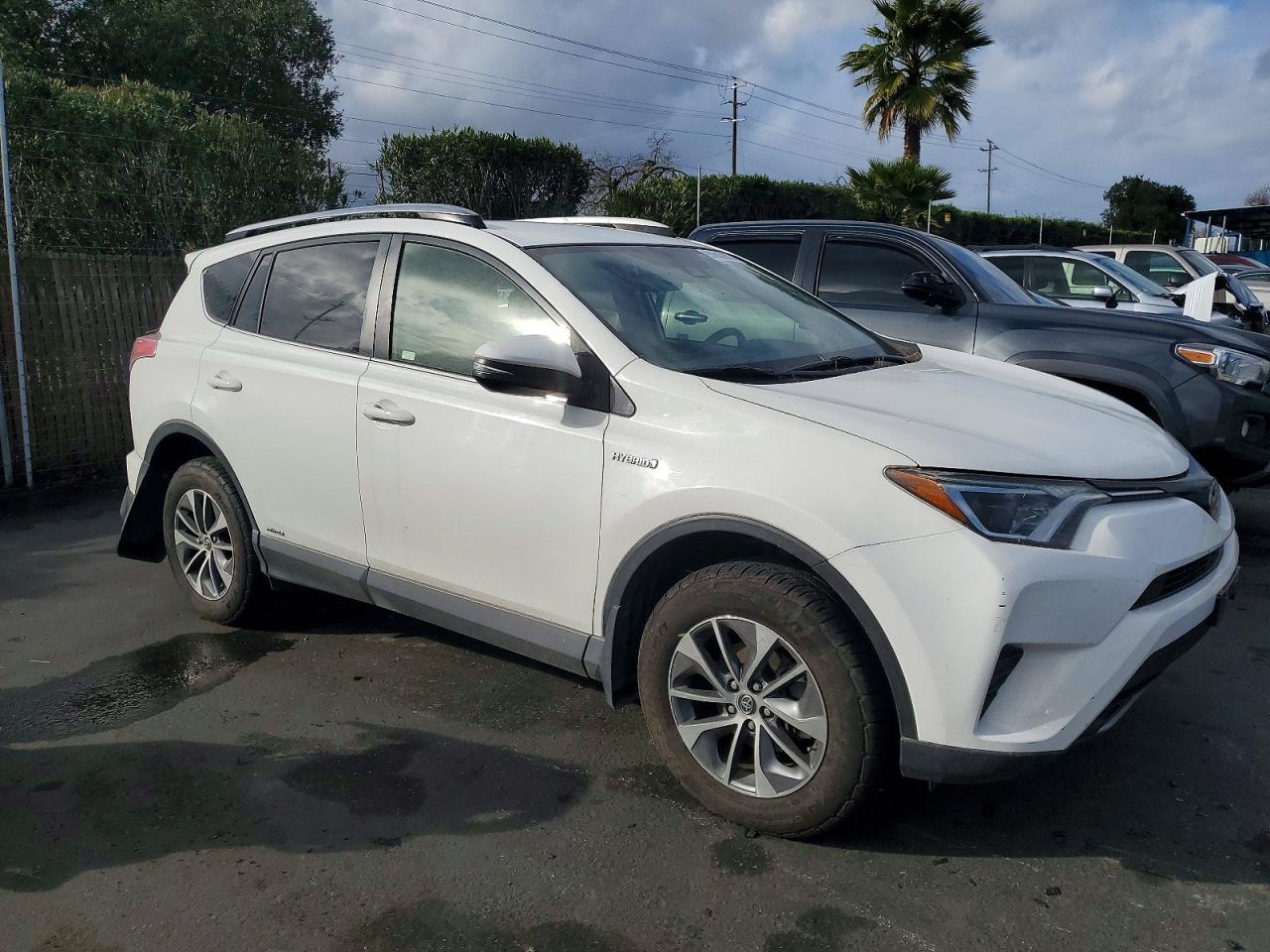 2018 TOYOTA RAV4 HV LE photo 7