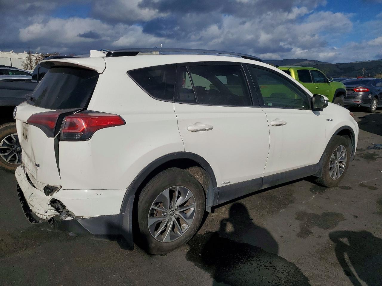 2018 TOYOTA RAV4 HV LE photo 5