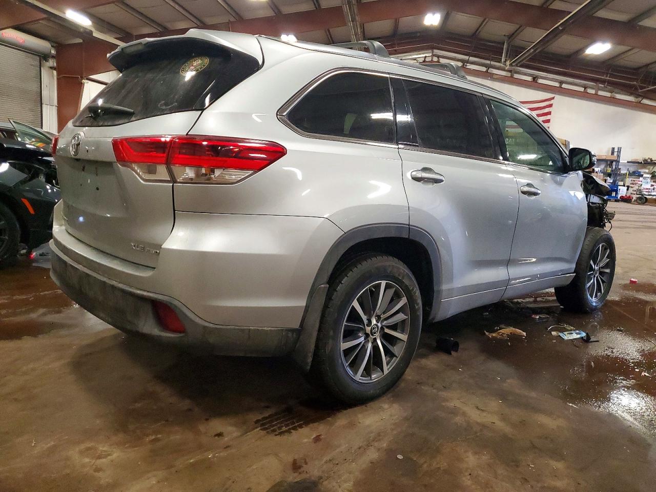 2018 TOYOTA HIGHLANDER SE photo 3