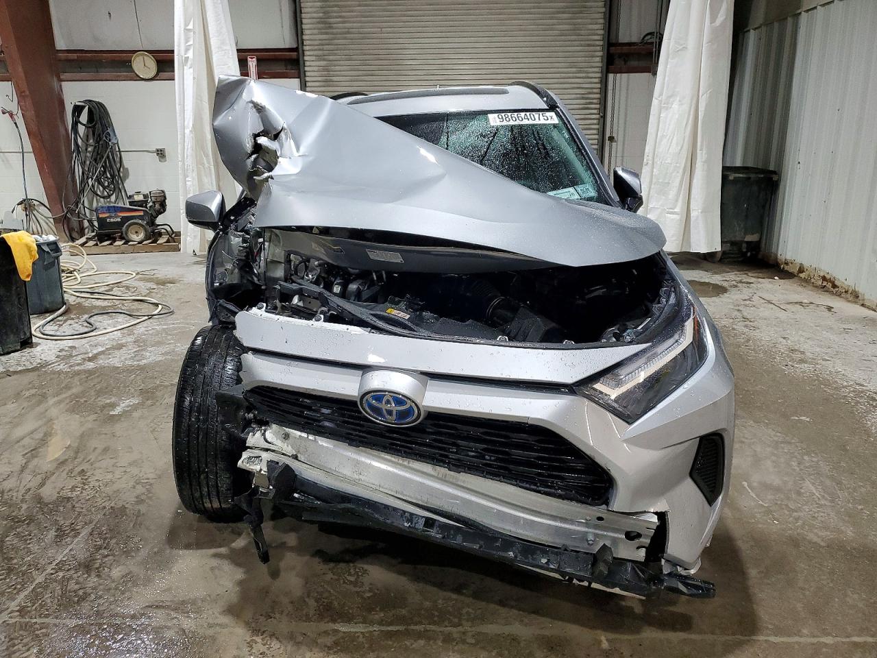 2022 TOYOTA RAV4 XLE photo 5