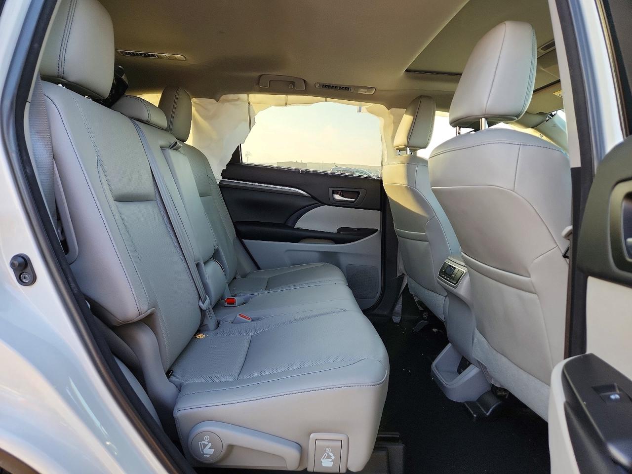 2018 TOYOTA HIGHLANDER LIMITED photo 10