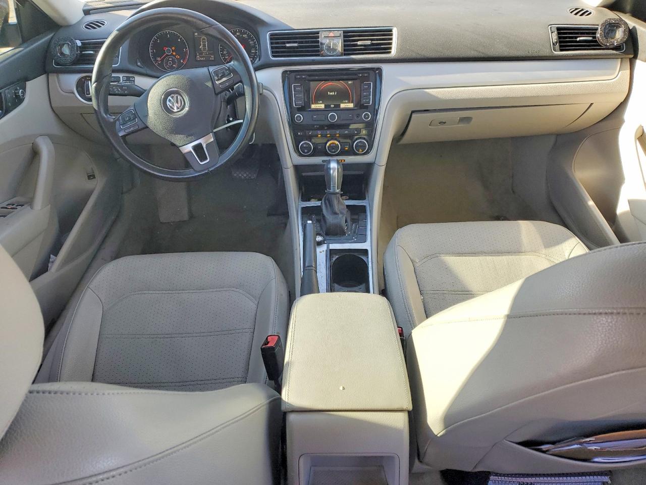2012 VOLKSWAGEN PASSAT SE photo 8