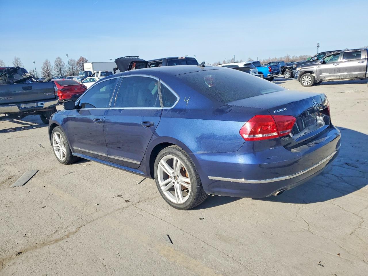 2012 VOLKSWAGEN PASSAT SE photo 2