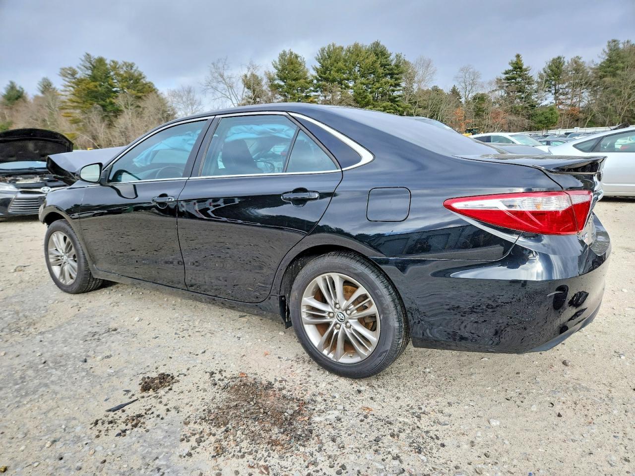 2015 TOYOTA CAMRY LE photo 2