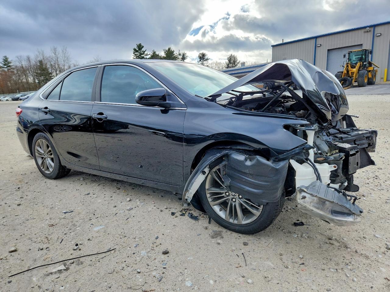 2015 TOYOTA CAMRY LE photo 4