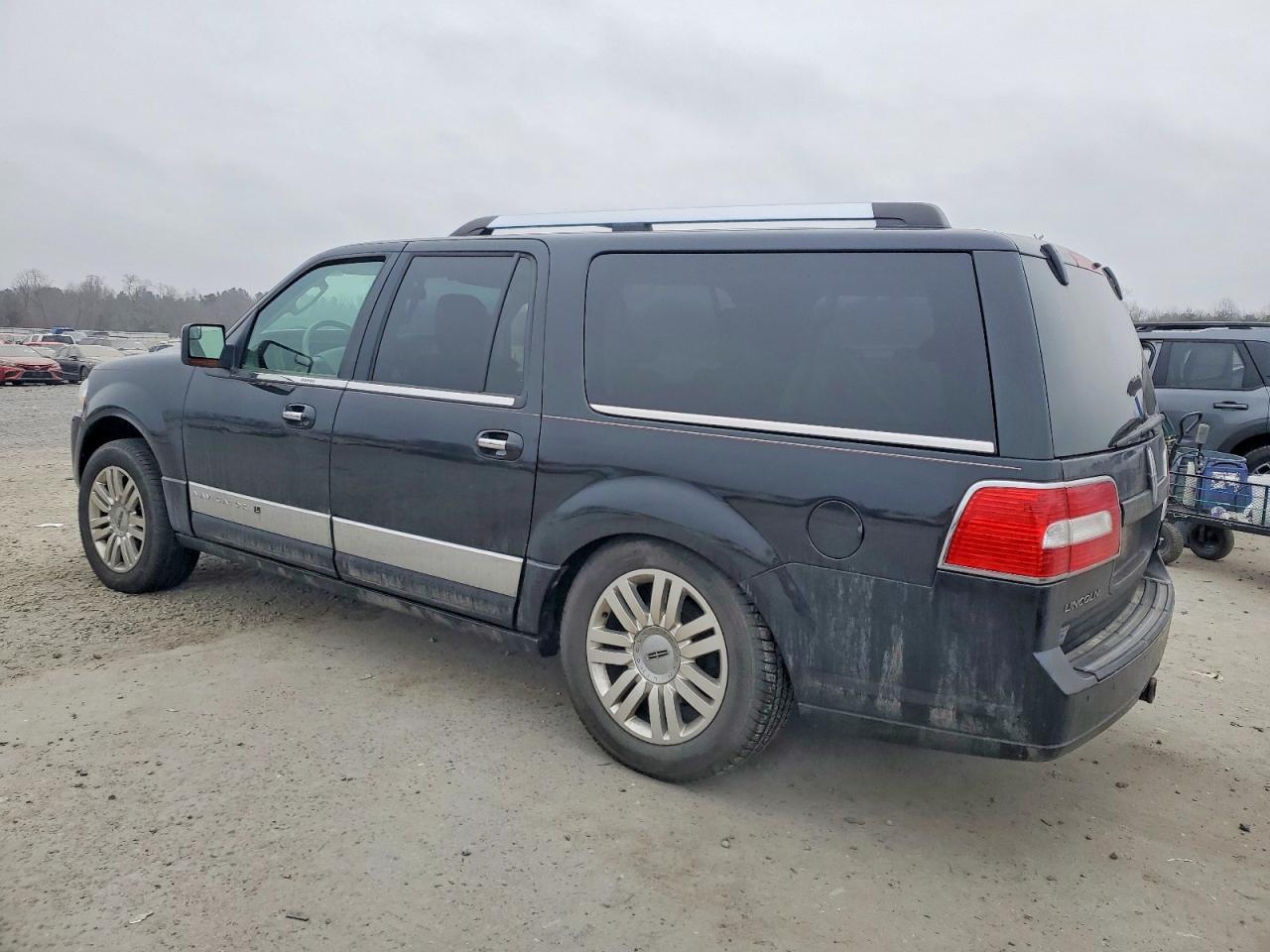2013 LINCOLN NAVIGATOR L photo 2