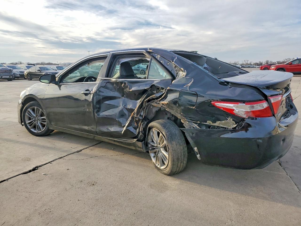 2016 TOYOTA CAMRY LE photo 3
