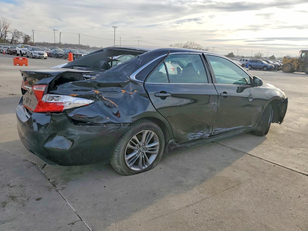 2016 TOYOTA CAMRY LE photo 5