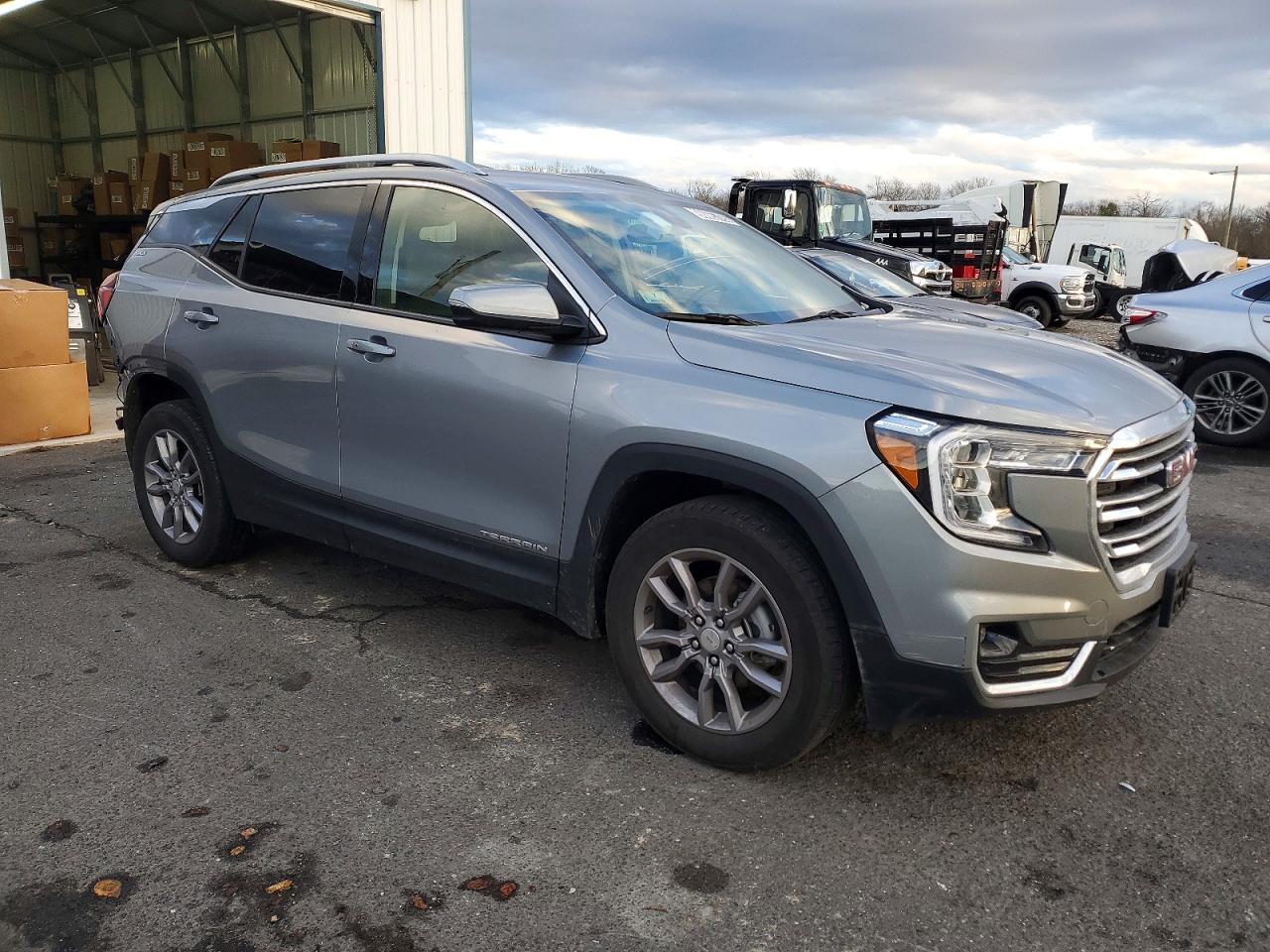 2024 GMC TERRAIN SLT photo 4