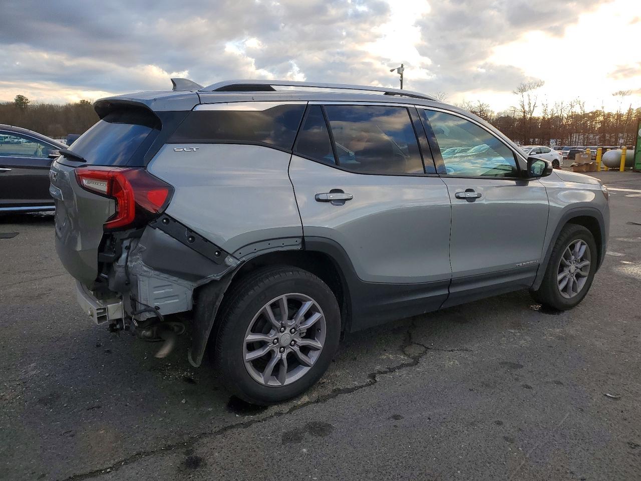 2024 GMC TERRAIN SLT photo 3