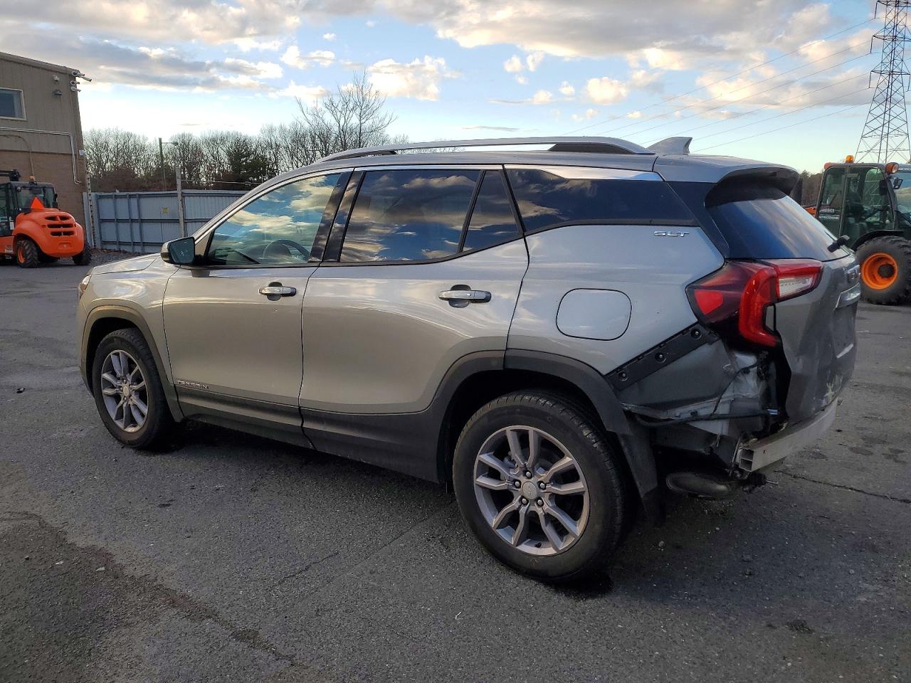 2024 GMC TERRAIN SLT photo 2