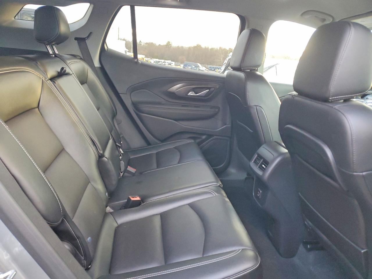 2024 GMC TERRAIN SLT photo 11