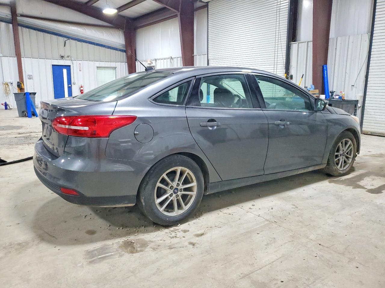 2017 FORD FOCUS SE photo 3