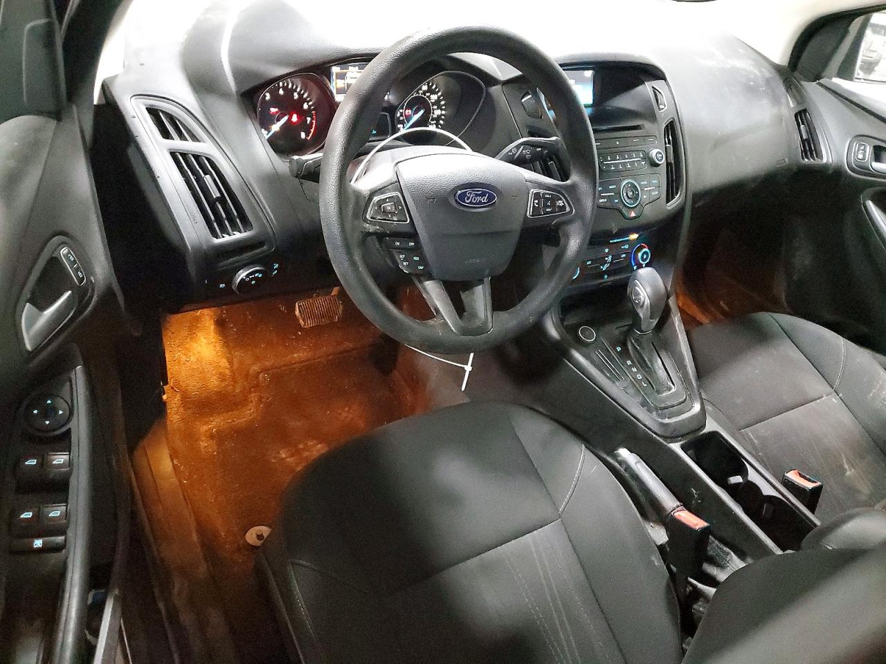2017 FORD FOCUS SE photo 8