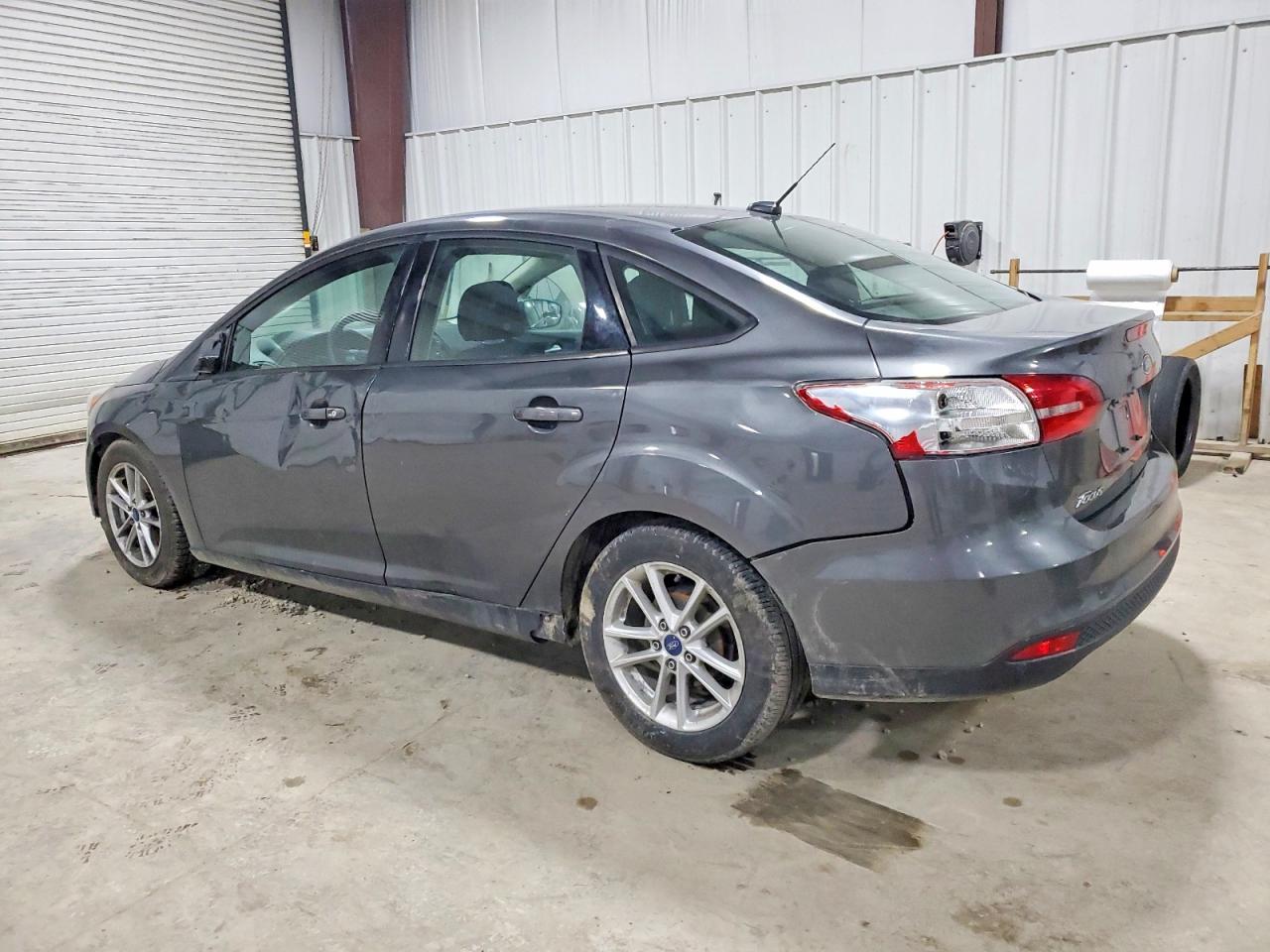 2017 FORD FOCUS SE photo 2