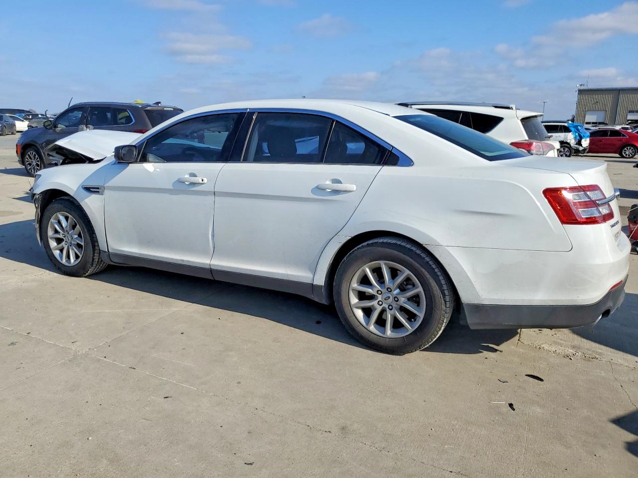 2015 FORD TAURUS SE photo 2
