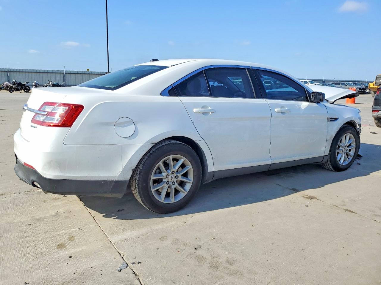 2015 FORD TAURUS SE photo 3