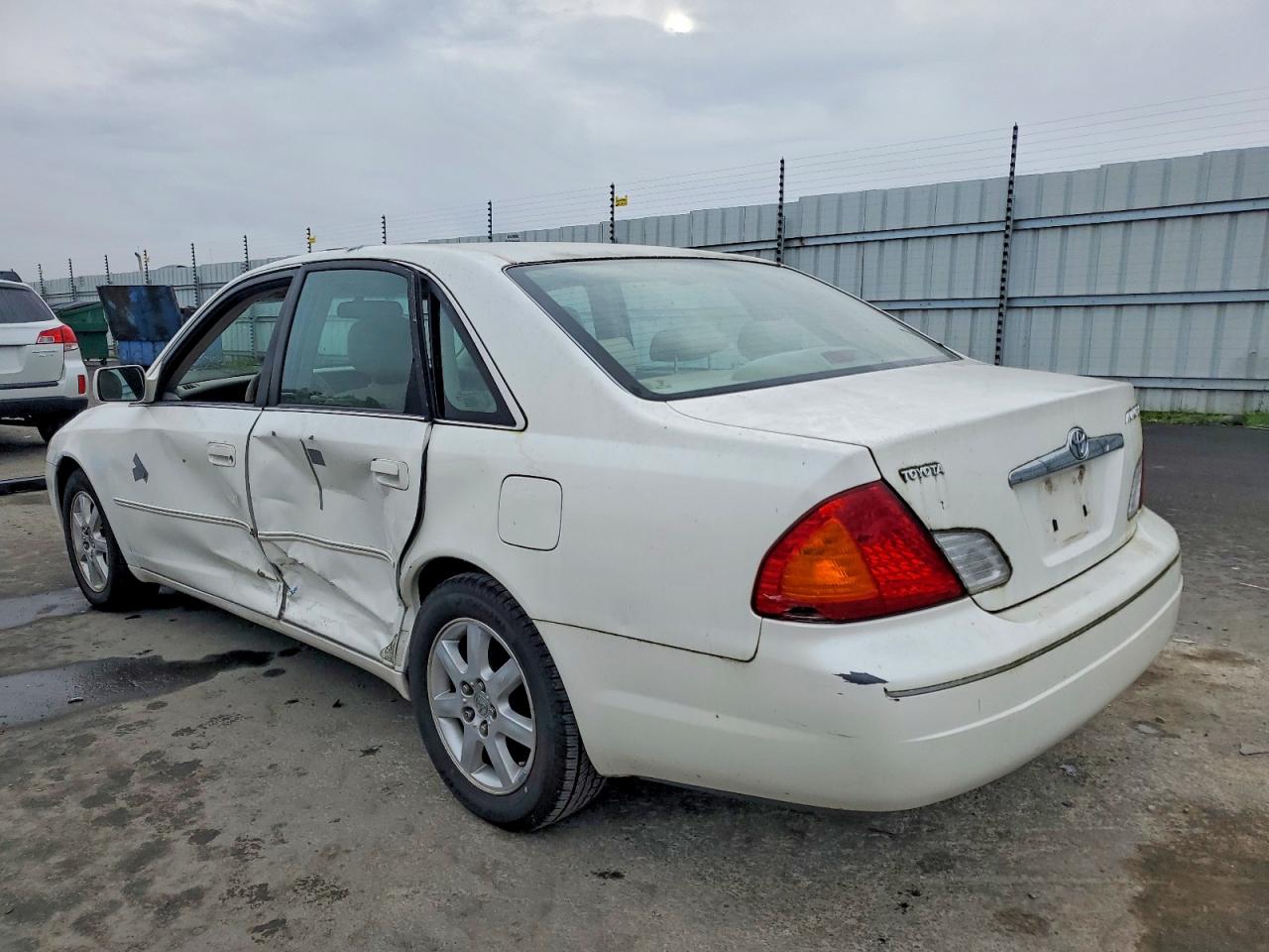 2001 TOYOTA AVALON XL photo 2