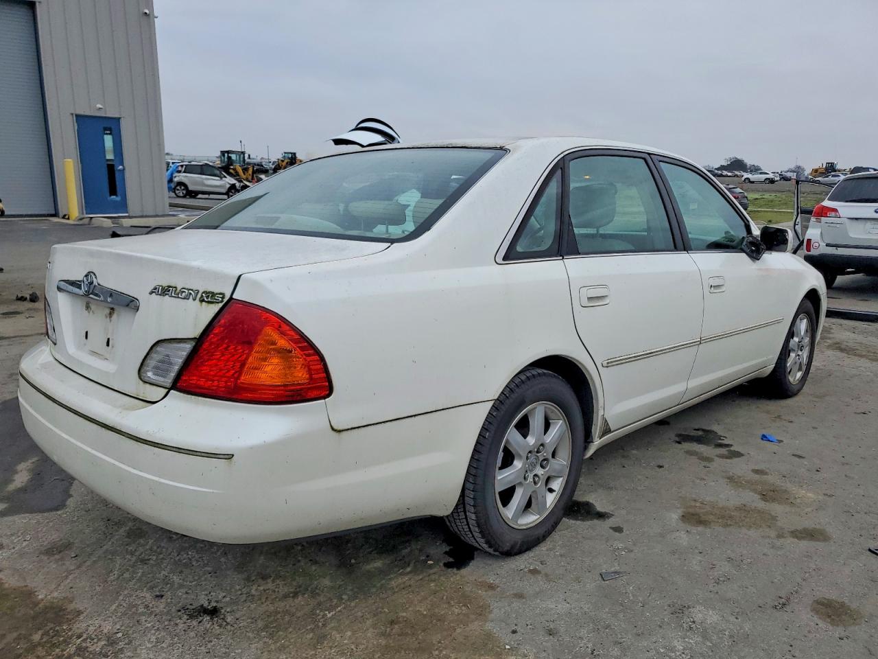 2001 TOYOTA AVALON XL photo 3