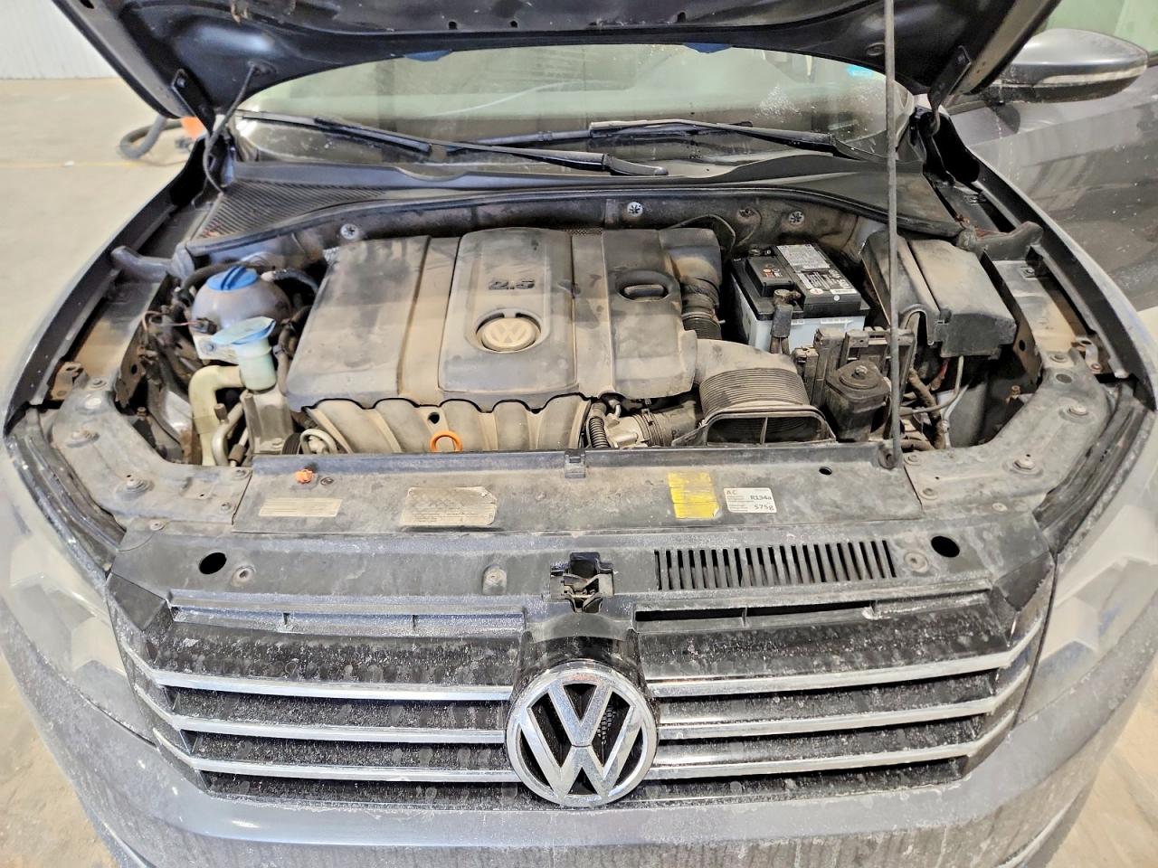 2012 VOLKSWAGEN PASSAT S photo 11