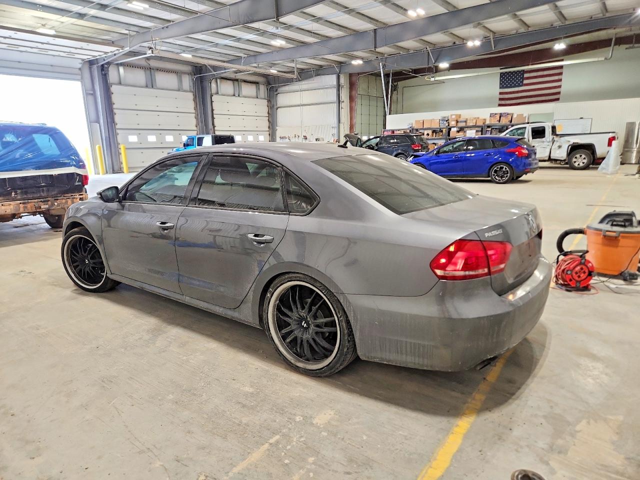 2012 VOLKSWAGEN PASSAT S photo 2