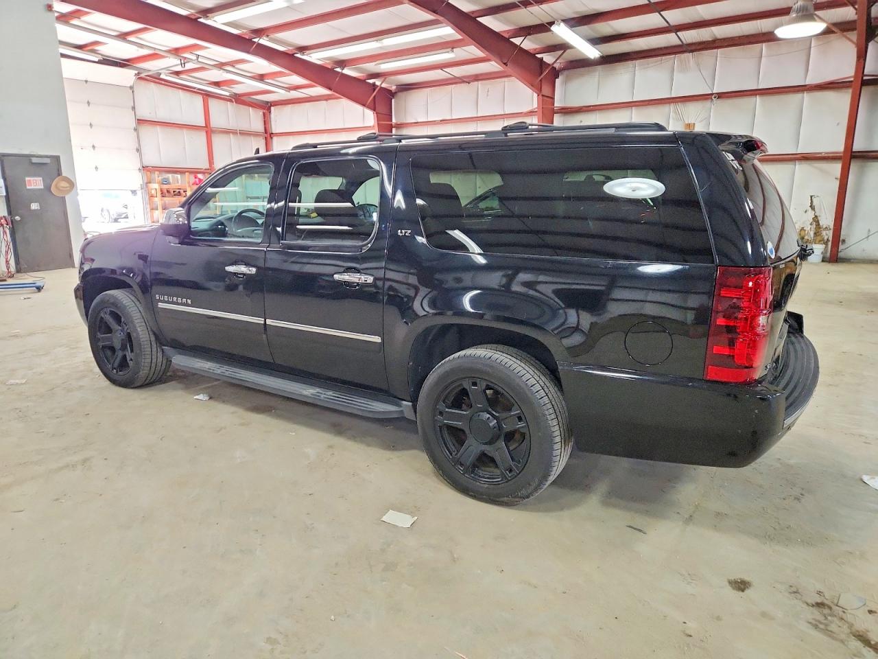 2013 CHEVROLET SUBURBAN photo 2